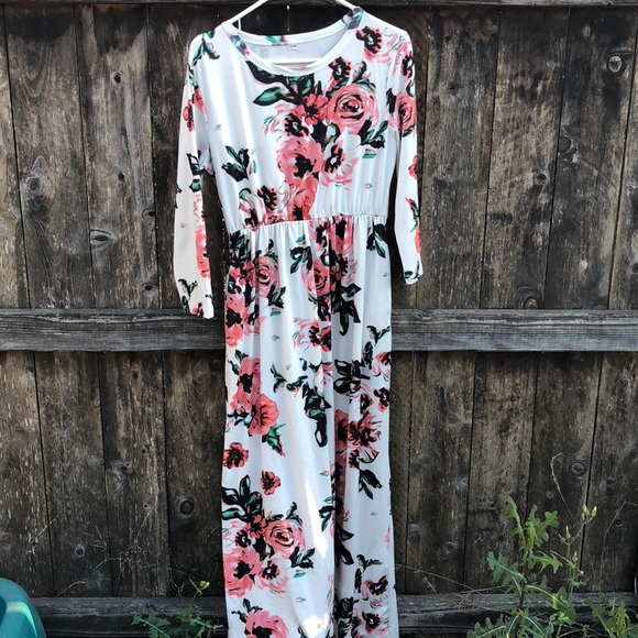 Dresses & Skirts - •Floral Maxi Dress•